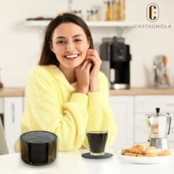 Castagnola Kunstlederen Onderzetters Met Houder – Onderzetters Voor Glazen – Onderzetters Design – Onderzettersset – Drink Onderzetters – Kunstleer – Leren Onderzetters – Set Van 16 – Zwart/Goud -Tefal Keuken Verkoopwinkel 1200x1200 1020