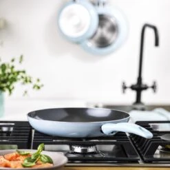 VitaVerde Expert Koekenpannenset Ø 24cm + Ø 28cm - Lichtblauw - Inductie - PFAS-vrij 13 VitaVerde Expert Koekenpannenset Ø 24cm + Ø 28cm - Lichtblauw - Inductie - PFAS-vrij -Tefal Keuken Verkoopwinkel 1200x1200 263