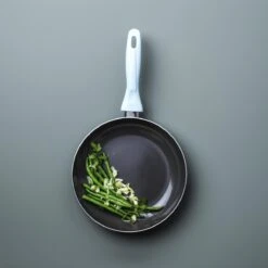 VitaVerde Expert Koekenpannenset Ø 24cm + Ø 28cm - Lichtblauw - Inductie - PFAS-vrij 16 VitaVerde Expert Koekenpannenset Ø 24cm + Ø 28cm - Lichtblauw - Inductie - PFAS-vrij -Tefal Keuken Verkoopwinkel 1200x1200 266