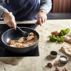 Demeyere Alu Classico 3 Wokpan – Inductie – Ceraforce Keramische Antikleeflaag – 28 Cm – PTFE En PFAS Vrij -Tefal Keuken Verkoopwinkel 1200x1200 537