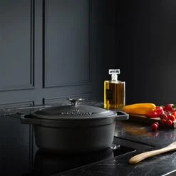 Gietijzeren Braadpan - Sudderpan Zwart Van Daumonet - Ovaal - Ø 29 Cm - 3 Liter - 100% PFAS & PFOA Vrij - Emaille - Geschikt Voor Alle Warmtebronnen - Elektrisch - Gas - Halogeen - Inductie - Keramisch - Vaatwasserbestendig -Tefal Keuken Verkoopwinkel 1200x1200 586