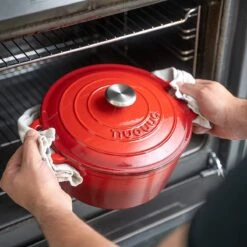 Nuovva Gietijzeren Braadpan Antiaanbaklaag Met Deksel - Sudderpan Rood - Rond - Ø24 Cm - 4.7 Liter - 100% PFAS & PFOA Vrij - Geschikt Voor Alle Warmtebronnen - Elektrisch - Gas - Halogeen - Inductie - Keramisch -Tefal Keuken Verkoopwinkel 1200x1200 700