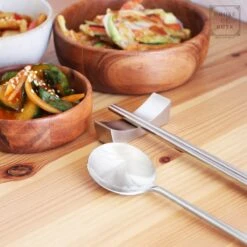 House Of Husk 1 Persoons Chopstick Lepel Set - 1 Paar Metalen Koreaanse Eetstokjes - Inclusief Eetlepel En Houder - RVS - Metaal - Eetstokjes - Koreaans - Vaatwasserbestendig - Sushi Chopsticks - Noodles - Zilver -Tefal Keuken Verkoopwinkel 1200x1200 92