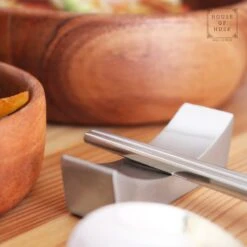 House Of Husk 1 Persoons Chopstick Lepel Set - 1 Paar Metalen Koreaanse Eetstokjes - Inclusief Eetlepel En Houder - RVS - Metaal - Eetstokjes - Koreaans - Vaatwasserbestendig - Sushi Chopsticks - Noodles - Zilver -Tefal Keuken Verkoopwinkel 1200x1200 94