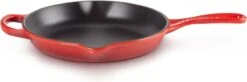 Le Creuset - Gietijzeren Ronde Skillet In Kersenrood 23cm -Tefal Keuken Verkoopwinkel 1200x397