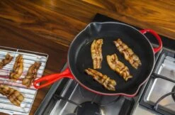 Le Creuset - Gietijzeren Ronde Skillet In Kersenrood 23cm -Tefal Keuken Verkoopwinkel 1200x787