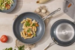 Swiss Pro+ - Koekenpannenset - 3 Delig - Keramisch - Inductie - Milieuvriendelijk - PFAS - PFOA Vrij - Sapphire Green -Tefal Keuken Verkoopwinkel 1200x799 22