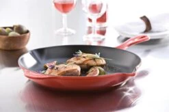Le Creuset - Gietijzeren Ronde Skillet In Kersenrood 23cm -Tefal Keuken Verkoopwinkel 1200x799 45