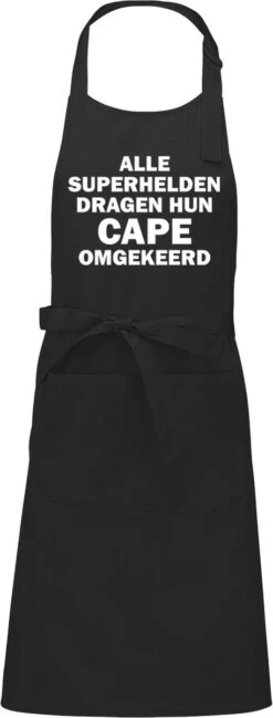 KARIBAN ALLE SUPERHELDEN DRAGEN HUN CAPE OMGEKEERD Herenschort - Zwart Met Witte Tekst - One Size (volwassenen) - Luxe Schort - Keuken | Barbeque | BBQ | Bedienings Schort - Grappige Teksten | Designs - Voor De Stoere Man - Verstelbaar - Cadeau -Tefal Keuken Verkoopwinkel 457x1200
