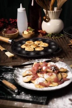 Blackwell Poffertjespan - Met Houten Steel - Gietijzer - ø 24 Cm 7 Blackwell Poffertjespan - Met Houten Steel - Gietijzer - ø 24 Cm -Tefal Keuken Verkoopwinkel 799x1200 4